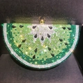 Bolso de noche de sandía con cristales verdes, cierre de bola dorada y acabado diamante - Estilo Lima Sandía / Verde