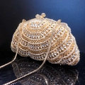 Pochette de soirée dorée luxueuse avec cristaux pavés et fermoir en métal en forme de nœud - Or / Zircone Blanche