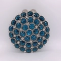 Gros plan des cristaux bleu foncé et du cadre argenté sur ce sac à main rond - Argent avec Bleu Paon
