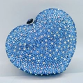 Dettaglio della pochette a cuore con strass blu densi e chiusura con gemma preziosa - Blu