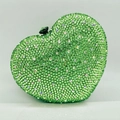 Dettaglio ravvicinato della borsa da sera a cuore con strass verde smeraldo incastonati - Verde