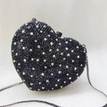 Dettaglio di una borsa da sera a cuore con strass neri e catena in metallo grigio - Nero