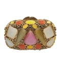 Détail d'une pochette de soirée luxueuse avec strass colorés et cadre en métal doré - Œil de Chat Doré Style 1