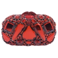 Vista dettagliata della lussuosa pochette in cristallo rosso con vari strass decorativi - Rosso