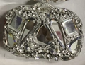 Vue détaillée d'une pochette de luxe ornée de strass étincelants en forme de goutte d'eau - Argent