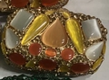 Détail d'une pochette de soirée de luxe ornée de strass brillants et de pierres colorées - Œil de Chat Doré Style 2