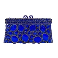 Dettaglio di cristalli blu e strass sulla borsa da sera in metallo con design scavato - Blu zaffiro