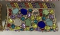Dettaglio macro di grandi gemme colorate e strass su una borsa da sera di lusso - Oro Multicolore