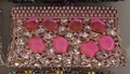 Dettaglio borsa da sera rosa con strass scintillanti e grandi gemme incastonate - Rosa