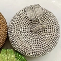 Dettaglio di pochette da sera a forma di mela con strass scintillanti in tre varianti colore - Argento
