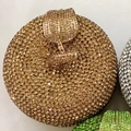 Dettaglio macro della lussuosa borsa da sera con cristalli scintillanti color oro champagne - Oro