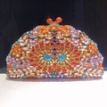 Detalle del bolso de noche pavo real con pedrería de colores y cierre metálico elegante - Pavo real abriendo sus alas / Naranja