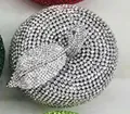 Dettaglio della borsa a forma di mela con strass argentati su base nera lucida - Nero Con Strass Bianchi