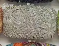 Detailopname van de zilveren hibiscus clutch met ingewikkelde bloemrijke strass-inleg - 19.5*12.5*6cm / Zilver