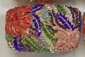 Detailopname van hibiscus avondclutch bezet met veelkleurige kristallen en kralen - 19.5*12.5*6cm / Goud Rood Multi
