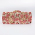 Dettaglio macro della borsa da sera di lusso con fiori di strass rosa e bianchi - Rosa/Stile Magnete
