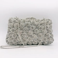 Détail macro de la pochette de soirée en strass argentés aux motifs floraux complexes - Evening Bag / Argenté