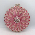 Dettaglio di pochette rotonda con strass rosa e bianchi in motivo a raggiera - Rosa Multicolore