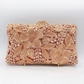 Détail macro de la pochette de soirée or rose avec motif floral en cristal complexe - Champagne