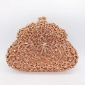 Dettaglio della pochette da sera oro rosa con cristalli champagne e fiocco gioiello - Champagne