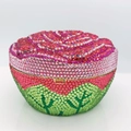 Macro-opname van ronde bloemenclutch met dichte strass-steentjes en gouden sluiting - Paarsrood Veelkleurig
