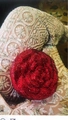 Gedetailleerde close-up van een rode roos clutch versierd met fonkelende strass kristallen - Rood