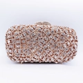 Vista dettagliata della pochette da sera con cristalli, cornice dorata e chiusura superiore - Oro / Zirconia Bianca