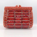 Detailansicht der roten Abendtasche mit funkelnden Strasssteinen und Metallrahmen-Verschluss - Rot mit Gold-Hardware