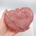 Detailansicht der rosa herzförmigen Clutch mit Strasssteinen und goldener Kette - Rosa