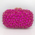 Dettaglio di pochette da sera fucsia con strass scintillanti e montatura in metallo lucido - Rosa Rosso