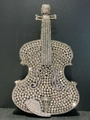 Dettaglio della pochette a forma di violino con decorazione di strass scintillanti - Grigio