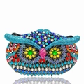 Dettaglio della borsa da sera a forma di gufo con cristalli colorati e occhi di gemma - Blu Sfumato