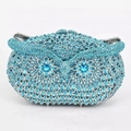 Dettaglio della borsa da sera a gufo blu reale con strass scintillanti e occhi di cristallo - Celeste