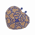 Pochette de soirée cœur champagne avec strass floraux bleus sur fond blanc épuré - Or Bleu