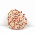 Détail d'une pochette en forme de cœur avec strass brillants et motif floral orange - Or/Blanc/Orange