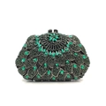 Détail de plumes de paon en cristal vert sur une pochette de soirée en strass noirs - Vert clair