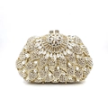 Détail d'une pochette de soirée dorée avec motifs floraux en strass et fermoirs sphériques - Or Blanc