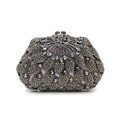 Détail du motif floral en strass violet et argenté sur la pochette de soirée de luxe - Gris