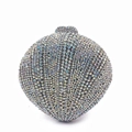 Détail de la pochette en forme de coquillage avec strass irisés et fermoir métallique - Argent AB