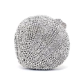 Détail macro de la pochette de soirée argentée en forme de coquillage sertie de strass - Argent Blanc