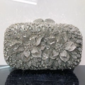 Dettaglio della borsa da sera floreale in argento con cristalli e strass brillanti - Argento