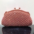 Pochette de soirée en strass roses avec cadre doré et reflet élégant sur table - Motif diamant / Rose vif