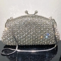 Dettaglio della borsa da sera argento con strass densi e chiusura a sfera raffinata - Motivo a rombi / Argento