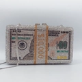 Makroaufnahme der silbernen Kristall-Clutch im 10.000-Dollar-Geldschein-Design - Dollar-Tasche Größe / Silber