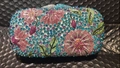Dettaglio dei cristalli floreali colorati su una borsa da sera rigida in metallo di lusso - Blu Lago Multicolore