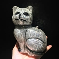 Elegante silberne Katzen-Clutch mit funkelnden Strasssteinen und schwarzen Kristallen - Silber