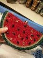 Elegante borsa da sera a anguria con strass rossi e verdi e chiusura in metallo dorato - Rosso