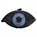 Detalle de bolso de noche tipo clutch con diseño de ojo y cristales negros y azules - Negro