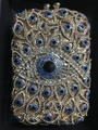 Dettaglio borsa da sera di lusso con motivo occhio greco e strass blu scintillanti - Oro/Blu Scuro AB Occhio