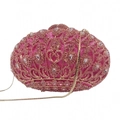 Dettaglio della pochette fucsia da sera con corona di strass e motivi a cuore - Rosa